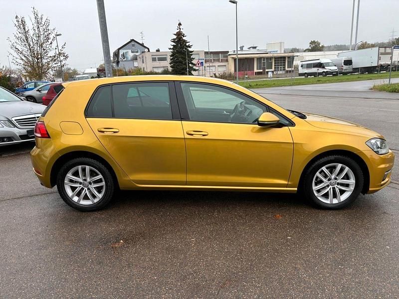 Gebraucht VW Golf VII Highline 150 PS (110 kW) 2017 Gold Limousine