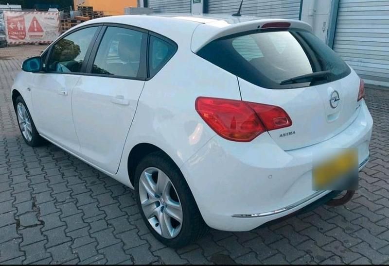 Gebraucht Opel Astra 101 PS (74 kW) 2012 Weiß Limousine