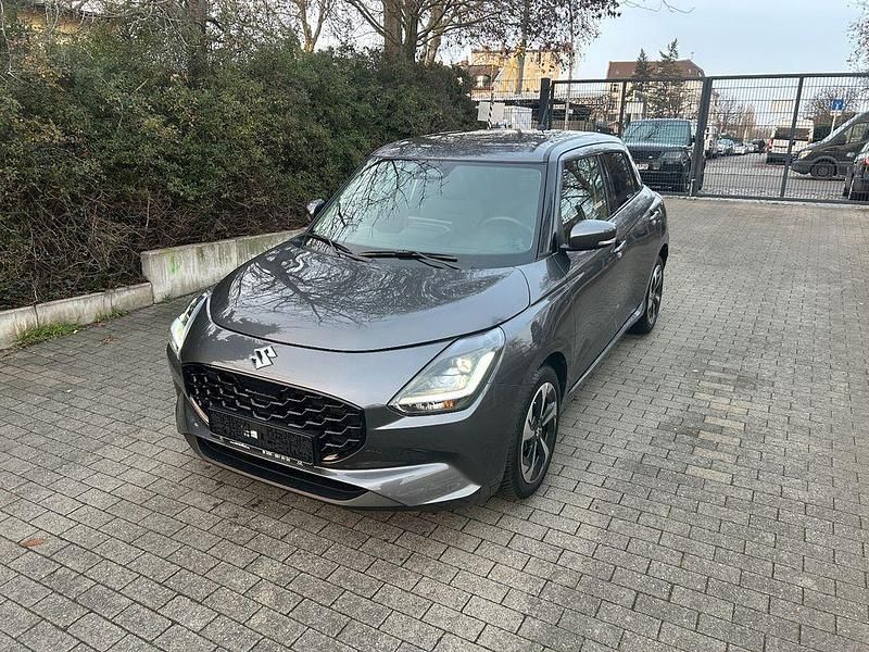 Grau Gebraucht 2025 Suzuki Swift Comfort Limousine | 18.999 € (Teuer) - Bild 1/4