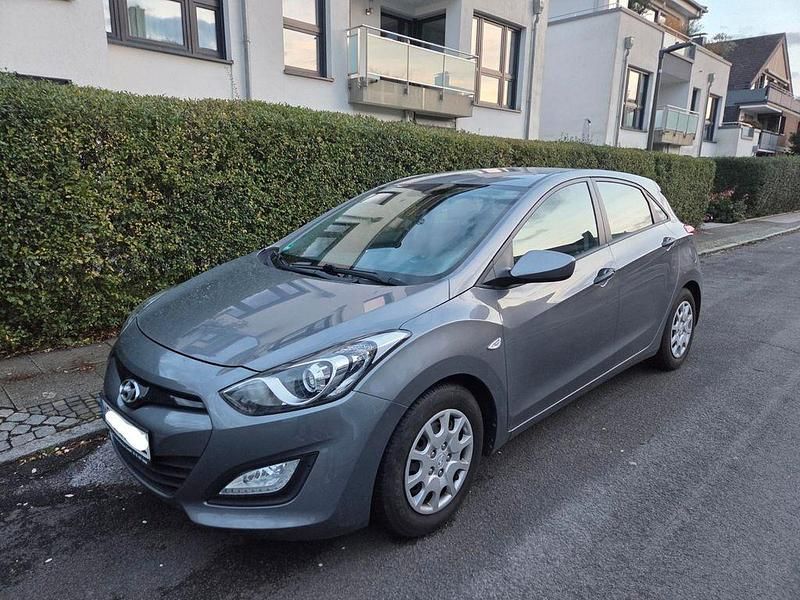 Grau Gebraucht 2013 Hyundai i30 Limousine | 6.500 € (Fairer Preis) - Bild 1/4