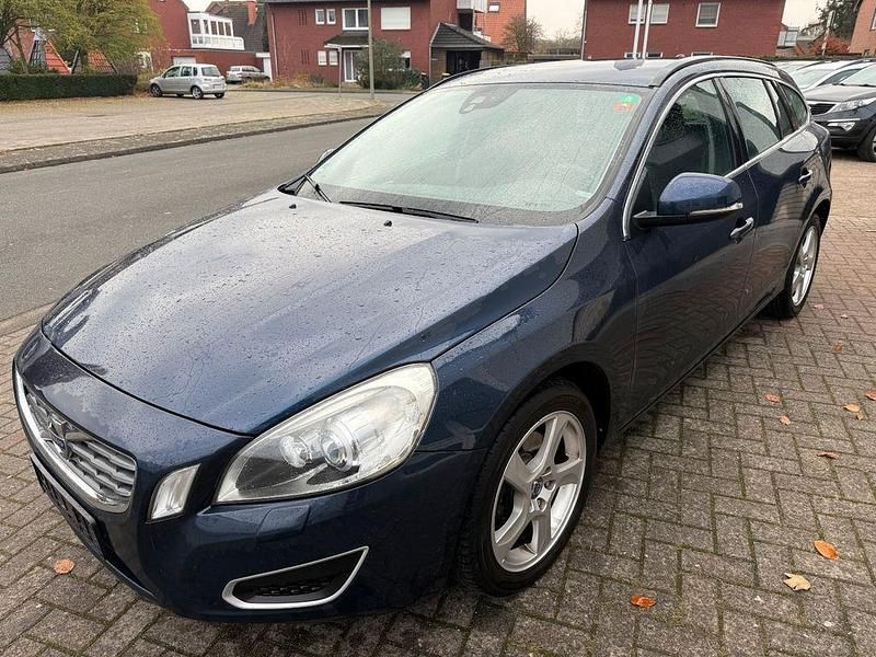 Blau Gebraucht 2011 Volvo V60 Momentum Kombi | 2.990 € (Superpreis) - Bild 1/4
