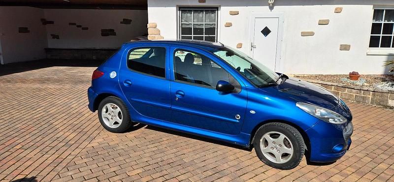 Gebraucht Peugeot 206+ 74 PS (54 kW) 2012 Blau Kleinwagen