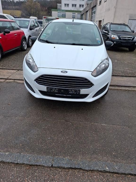 Gebraucht Ford Fiesta Ambiente 60 PS (44 kW) 2013 Weiß Kleinwagen