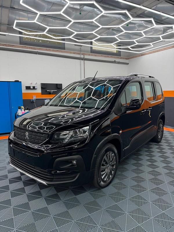 Schwarz Gebraucht 2020 Peugeot Rifter Van / Kleinbus | 20.499 € (Teuer) - Bild 1/4