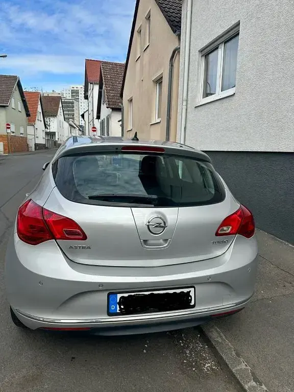 Gebraucht Opel Astra Edition 140 PS (102 kW) 2013 Silber Limousine