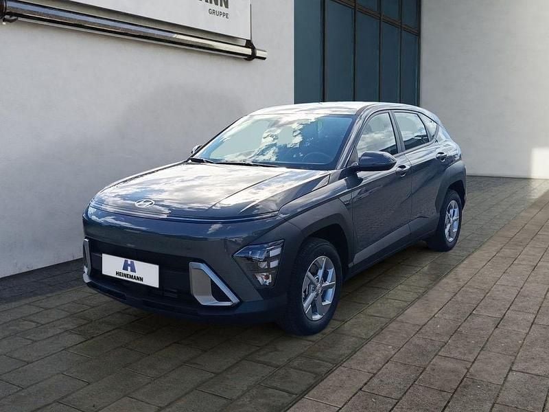 Amazon grey Neu 2025 Hyundai Kona SUV | 21.850 € (Superpreis) - Bild 1/4