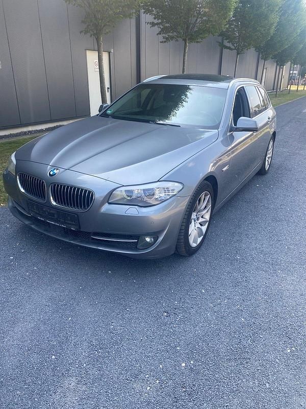 Grau Gebraucht 2012 BMW 520 Sport Line Kombi | 5.990 € (Superpreis) - Bild 1/4