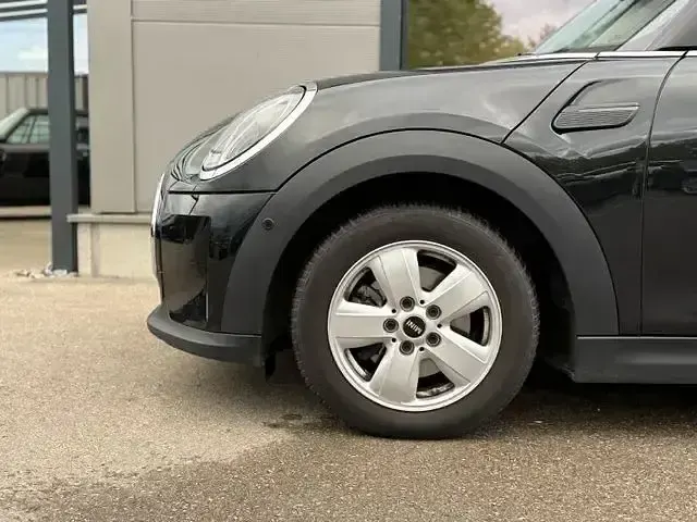 Używany Mini Cooper 136 KM (100 kW) 2023 Czarny Hatchback