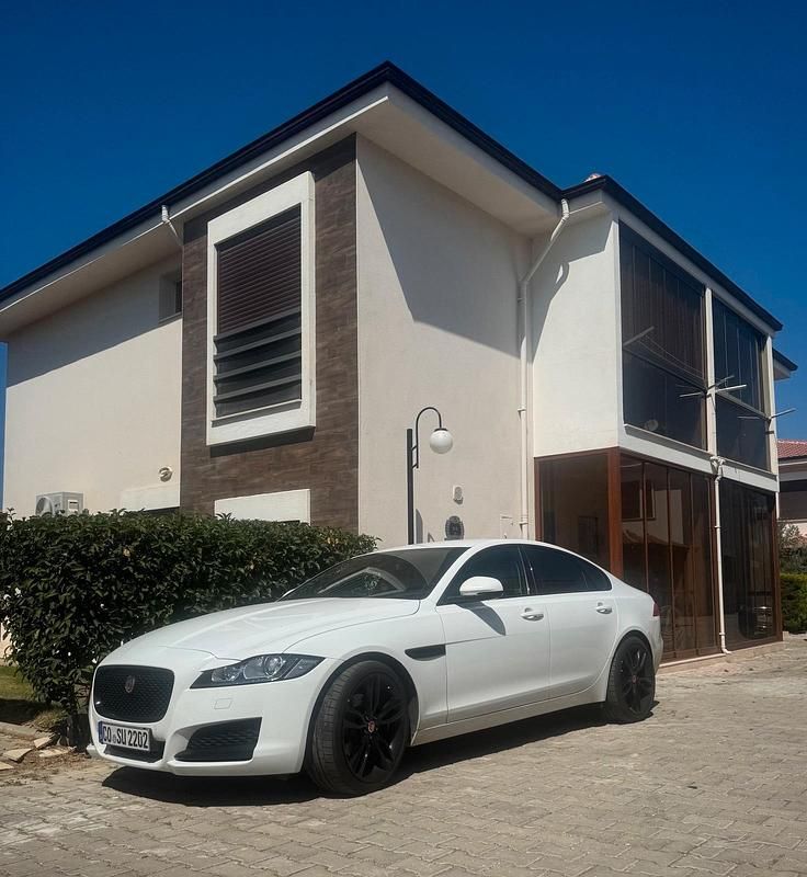 Weiß Gebraucht 2015 Jaguar XF Limousine | 14.000 € (Guter Preis) - Bild 1/4