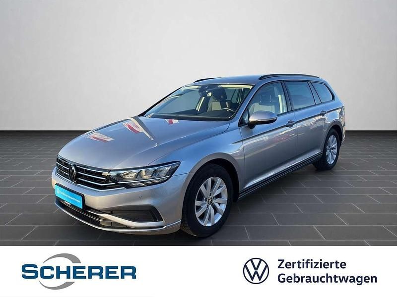 Gebraucht VW Passat Basis 122 PS (89 kW) 2023 Pyritsilber metallic (metallic) Kombi