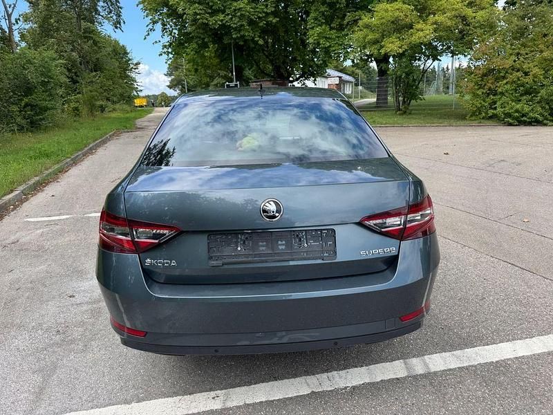 Gebraucht Skoda Superb Ambition 150 PS (110 kW) 2019 Grün Limousine