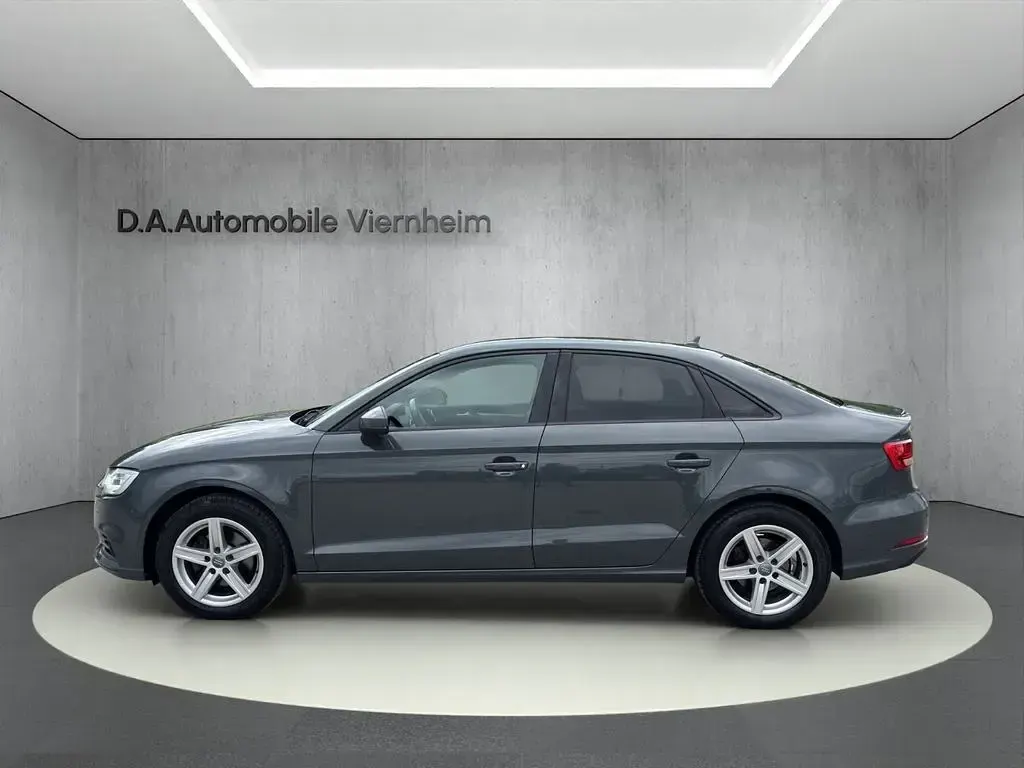 Gebraucht Audi A3 Sport 116 PS (85 kW) 2018 Grau Limousine