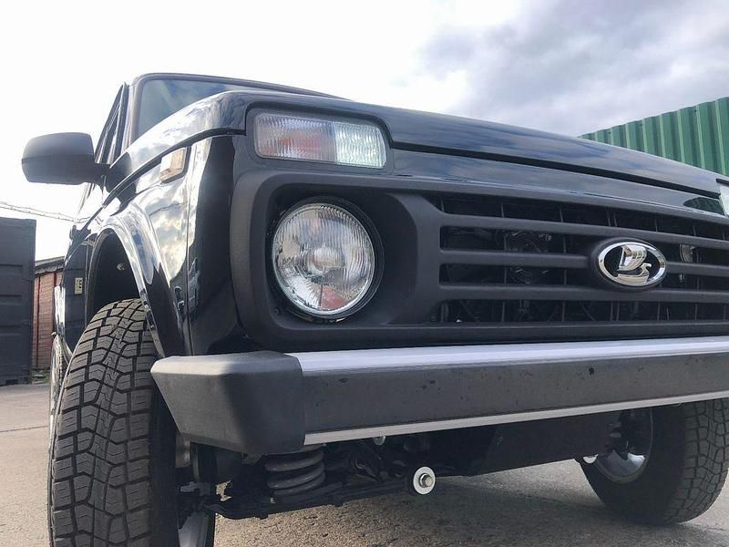 Neu Lada niva 83 PS (61 kW) 2025 Schwarz SUV