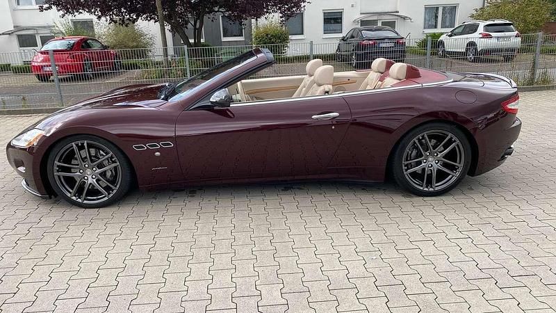 Gebraucht Maserati GranCabrio 439 PS (322 kW) 2010 Burgundyrotmetallic Cabrio