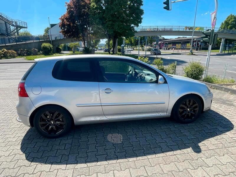 Silber Gebraucht 2004 VW Golf V Kleinwagen | 1.990 € - Bild 1/4