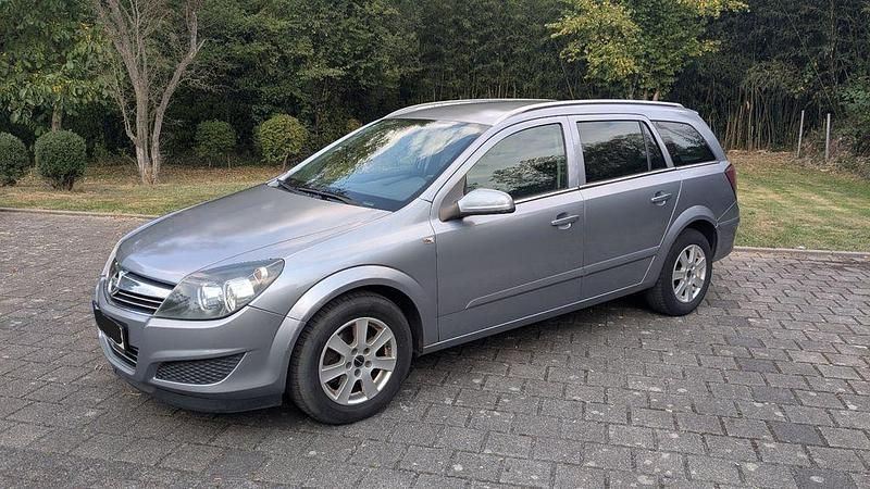 Silber Gebraucht 2009 Opel Astra Selection Limousine | 2.599 € (Fairer Preis) - Bild 1/4