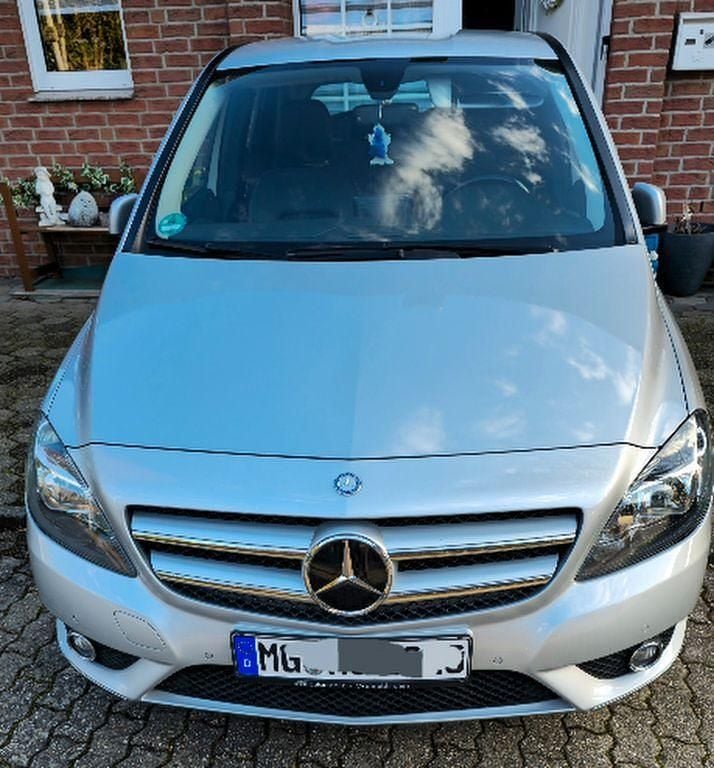 Gebraucht Mercedes B200 156 PS (114 kW) 2014 Grau Van / Kleinbus
