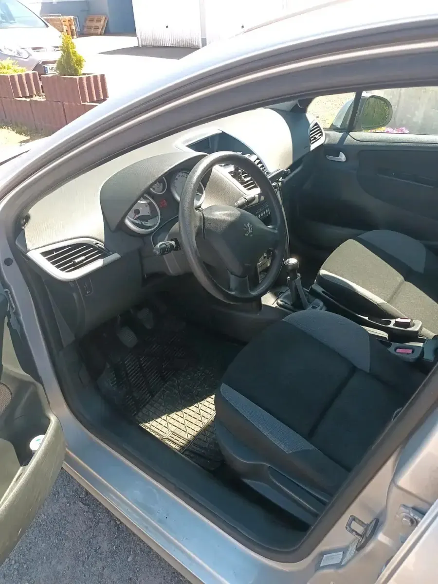 Gebraucht Peugeot 207 75 PS (55 kW) 2008 Silber Kleinwagen