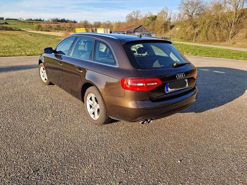Gebraucht Audi A4 Attraction 143 PS (105 kW) 2012 Braun Kombi