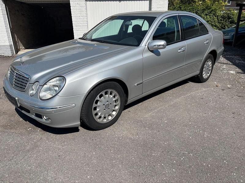 Silber Gebraucht 2003 Mercedes E200 Elegance Limousine | 2.500 € (Superpreis) - Bild 1/4