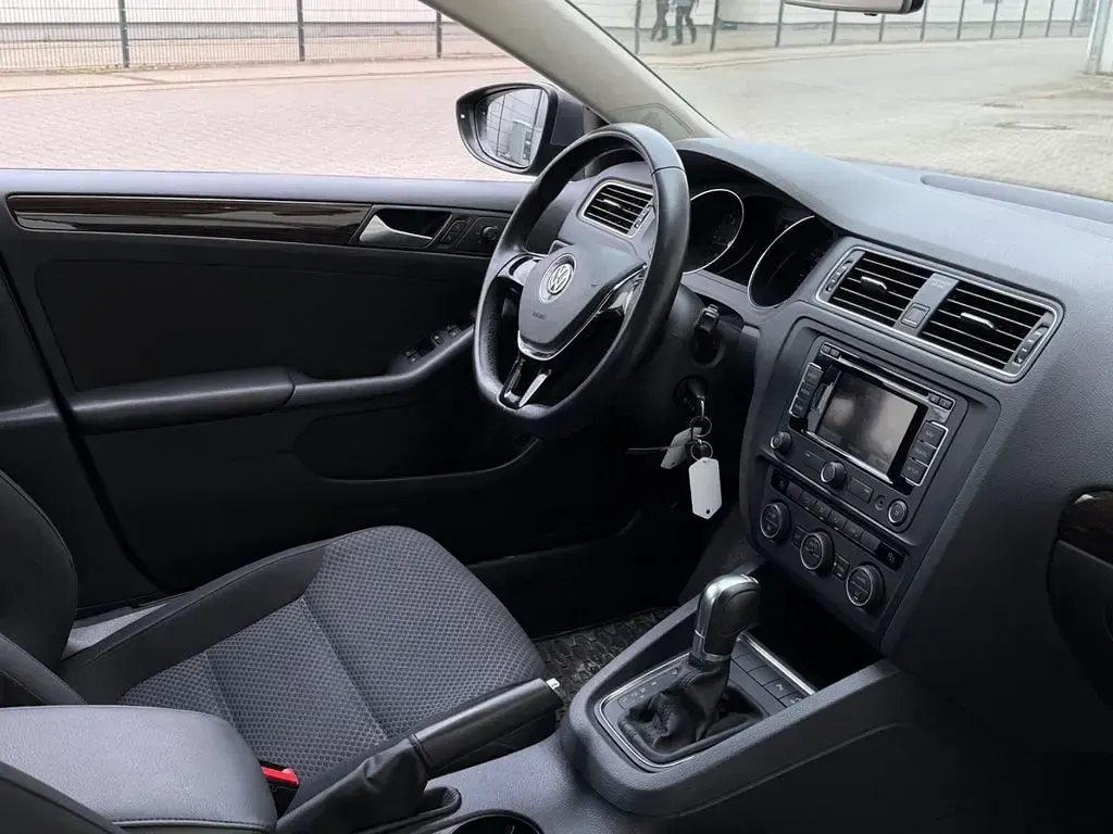 Gebraucht VW Jetta 150 PS (110 kW) 2015 Grau Limousine