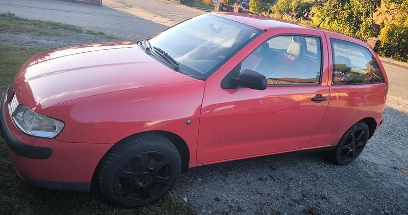 Rot Gebraucht 2000 Seat Ibiza Limousine | 1.400 € (Etwas zu teuer) - Bild 1/4