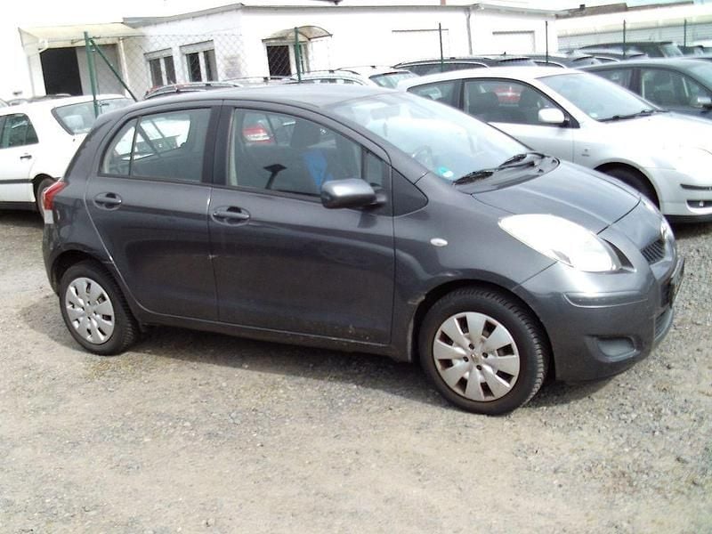 Gebraucht Toyota Yaris Cool 101 PS (74 kW) 2010 Grau Kleinwagen