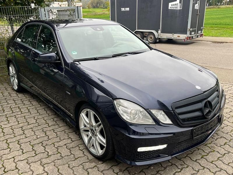 Gebraucht Mercedes E350 AMG line 265 PS (194 kW) 2010 Blau Limousine