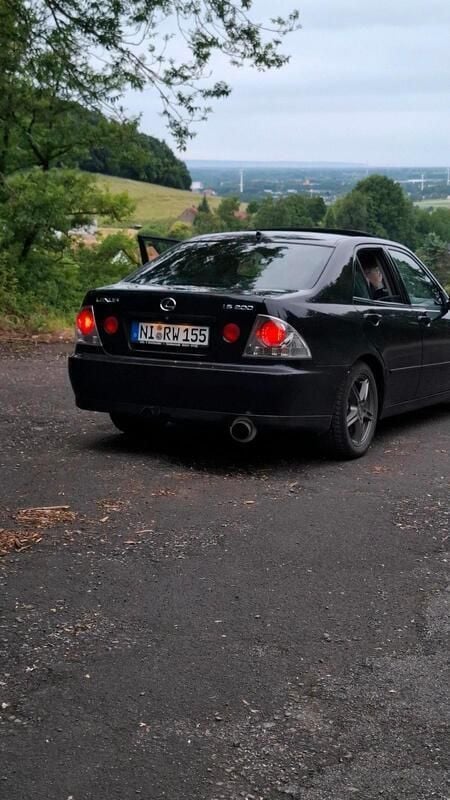 Schwarz Gebraucht 2000 Lexus IS200 Sport Line Limousine | 6.400 € - Bild 1/4