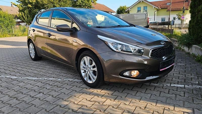 Gebraucht Kia Ceed Edition 7 99 PS (72 kW) 2012 Beige Kleinwagen