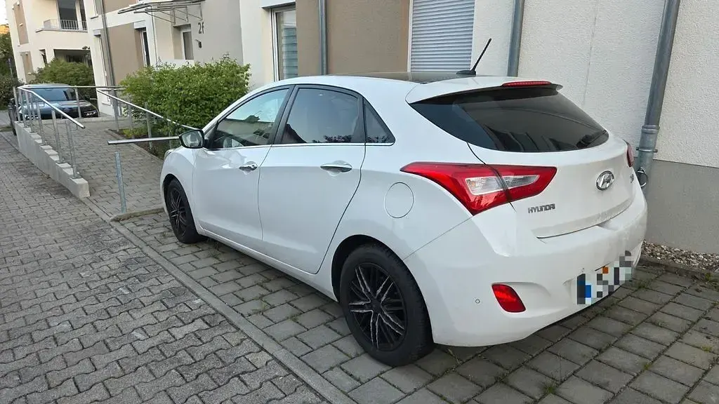 Gebraucht Hyundai i30 Edition 110 PS (80 kW) 2014 Weiß Limousine