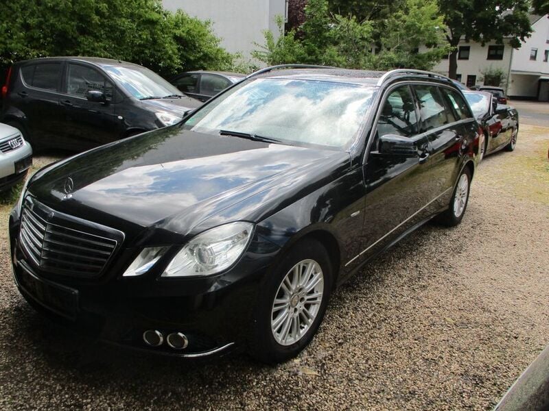 Schwarz Gebraucht 2010 Mercedes E220 Limousine | 8.450 € (Fairer Preis) - Bild 1/4