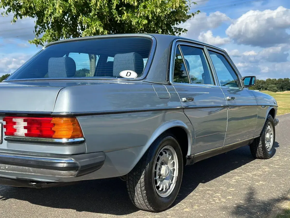 Gebraucht Mercedes 250 140 PS (102 kW) 1983 Silber Limousine