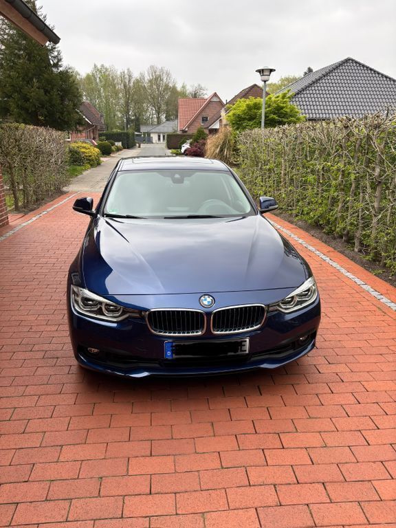 Blau Gebraucht 2017 BMW 330e iPerformance Limousine | 20.400 € (Fairer Preis) - Bild 1/4