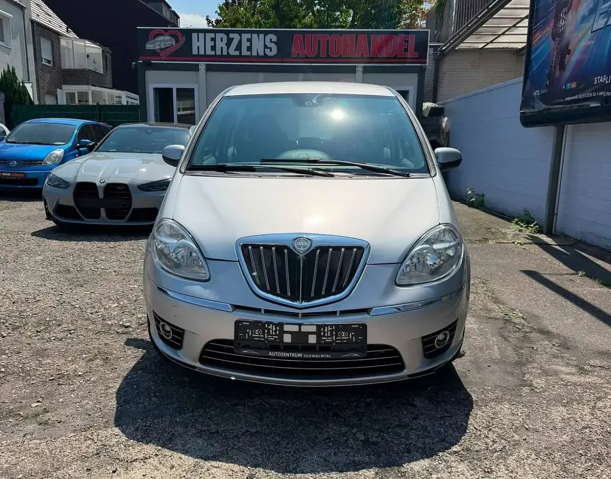 Gebraucht Lancia Musa 95 PS (69 kW) 2010 Silber metallic Van / Kleinbus