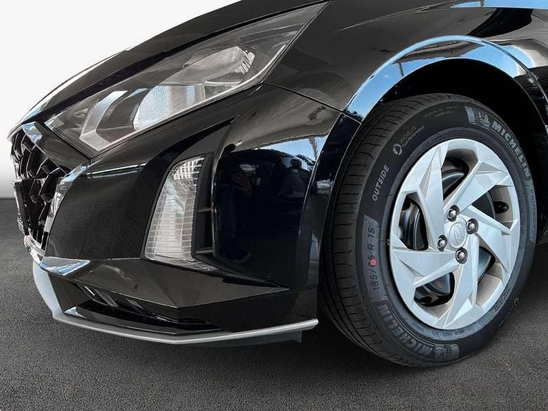 Gebraucht Hyundai i20 Select 101 PS (74 kW) 2024 Schwarz Limousine