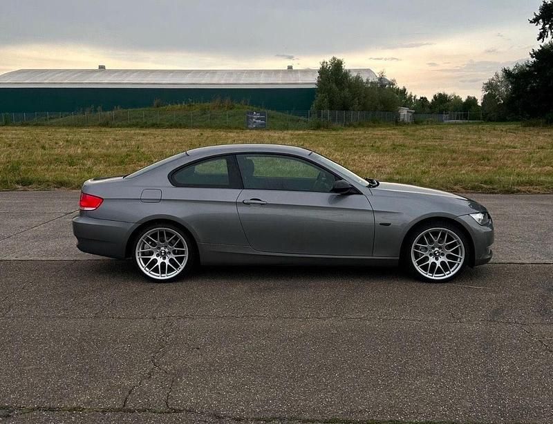 Grau Gebraucht 2009 BMW 120 Coupé Coupé | 9.500 € (Fairer Preis) - Bild 1/4