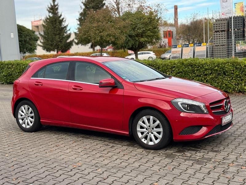 Rot Gebraucht 2013 Mercedes A180 Style Limousine | 10.600 € (Guter Preis) - Bild 1/2