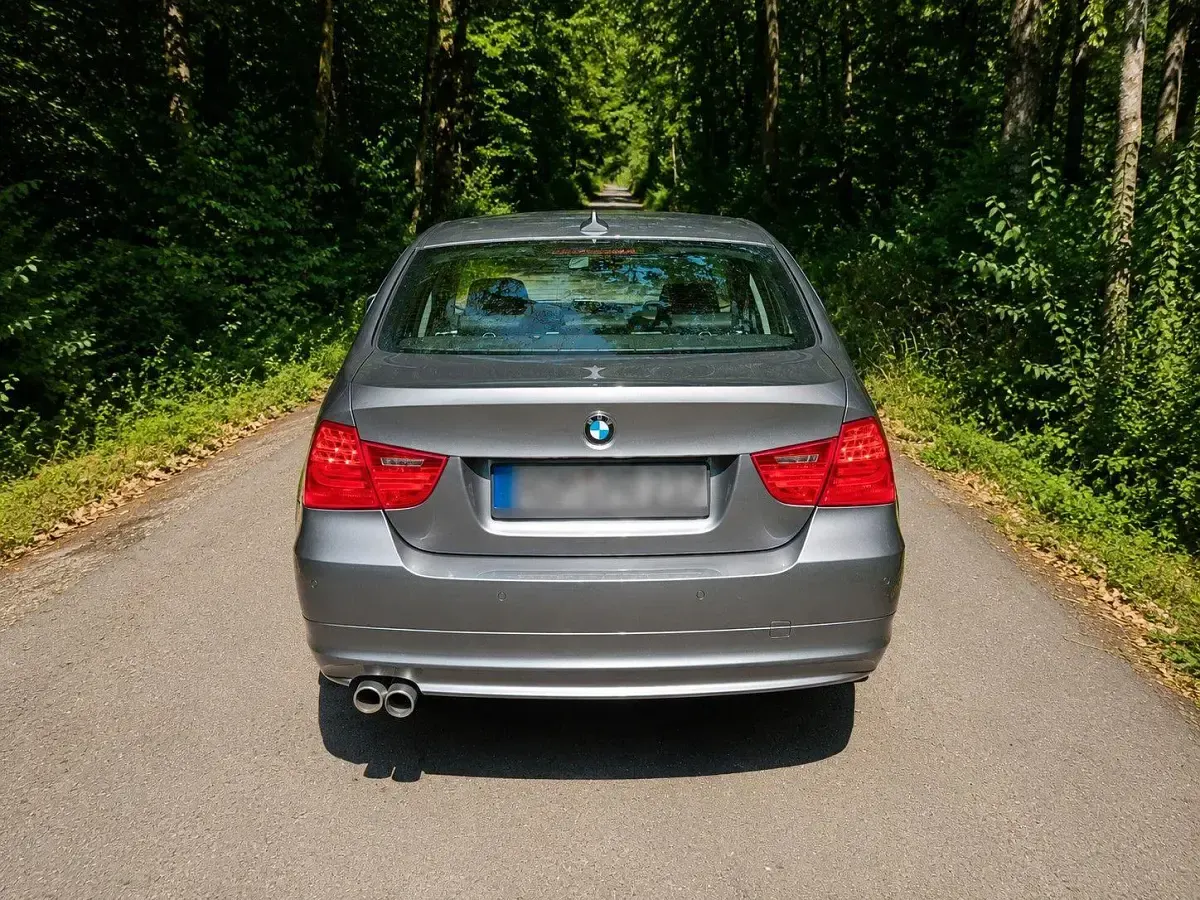 Gebraucht BMW 330 Sport Line 245 PS (180 kW) 2009 Grau Limousine