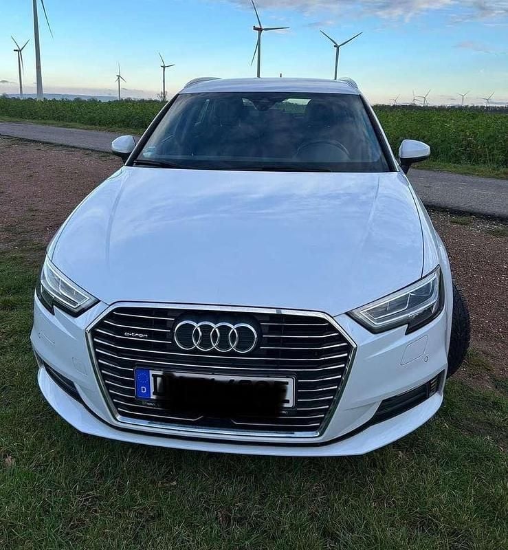 Weiß Gebraucht 2020 Audi A3 e-tron Sport Kleinwagen | 19.500 € (Fairer Preis) - Bild 1/4