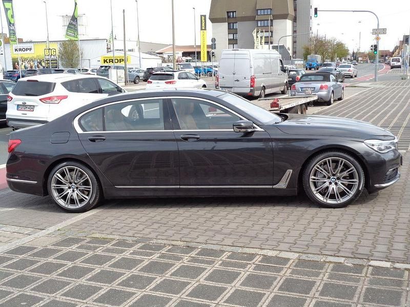 Gebraucht BMW 750L Performance 449 PS (330 kW) 2015 Grau Limousine