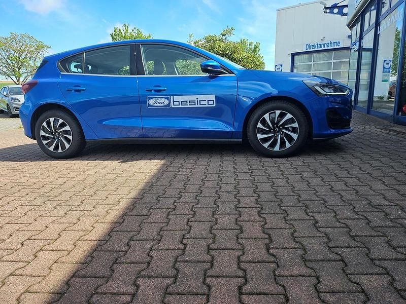 Gebraucht Ford Focus Titanium 125 PS (91 kW) 2025 Desert island blue metallic (blau) Limousine