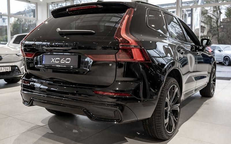 Neu Volvo XC60 Plus 455 PS (334 kW) 2026 Onyx schwarz SUV