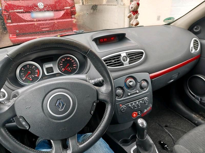 Gebraucht Renault Clio II 85 PS (62 kW) 2008 Silber Kleinwagen