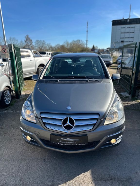 Gebraucht Mercedes B200 140 PS (102 kW) 2011 Grau Van / Kleinbus