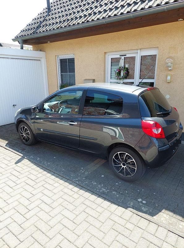 Grau Gebraucht 2007 Renault Clio III Limousine | 2.790 € (Fairer Preis) - Bild 1/4