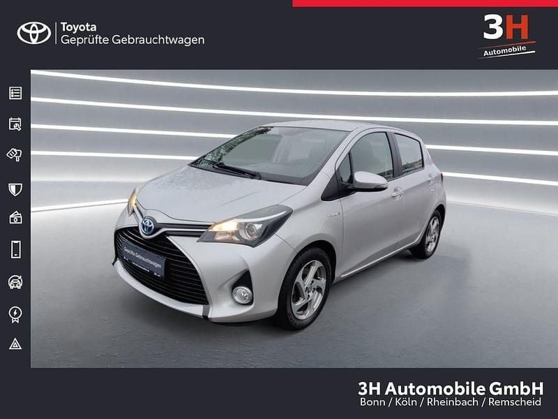 Platinsilber metallic Gebraucht 2016 Toyota Yaris Hybrid Comfort Limousine | 13.990 € (Fairer Preis) - Bild 1/4