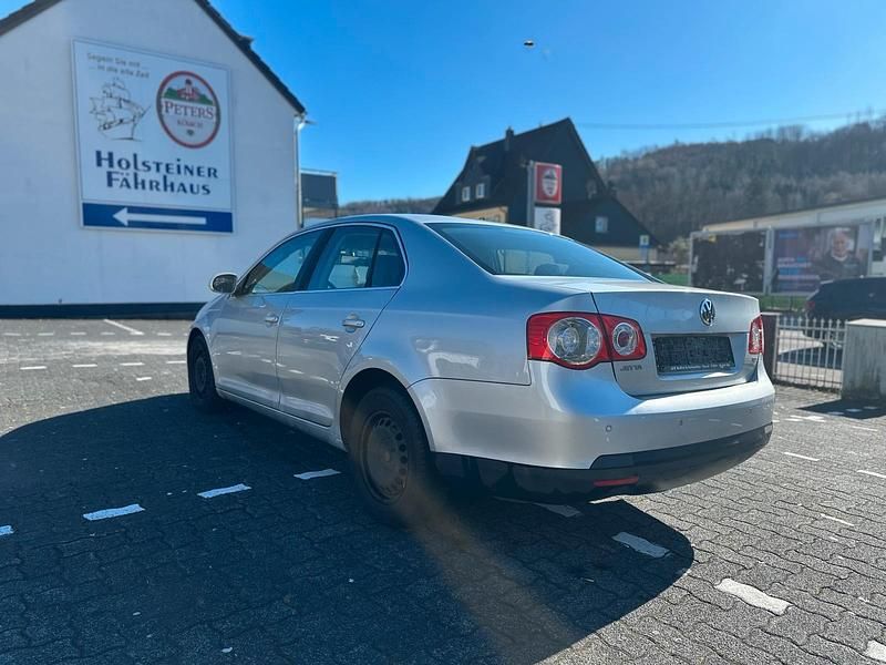 Gebraucht VW Jetta 105 PS (77 kW) 2007 Silber Limousine