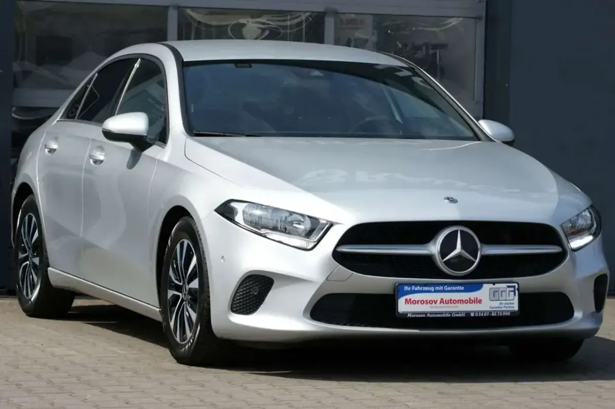 Gebraucht Mercedes A180 Style 116 PS (85 kW) 2020 Iridiumsilber metallic Limousine