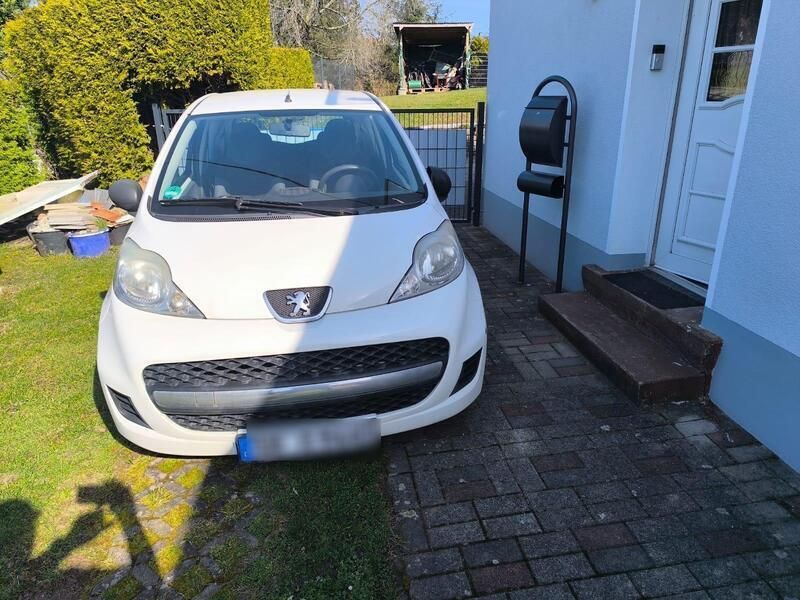 Weiß Gebraucht 2010 Peugeot 107 Kleinwagen | 1.999 € (Fairer Preis) - Bild 1/4